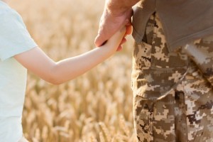 Як допомогти дитині пережити розлуку з одним із батьків через війну