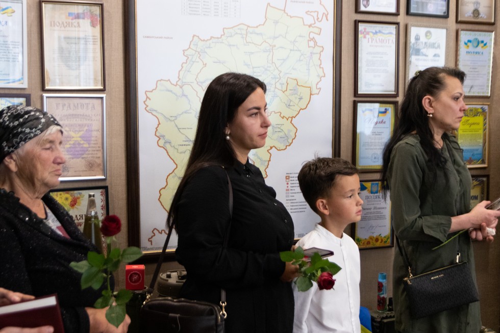 У День пам&rsquo;яті захисників та захисниць України рідним воїнів вручили відзнаки &ldquo;Почесний громадянин Дрогобицького району&rdquo; посмертно
