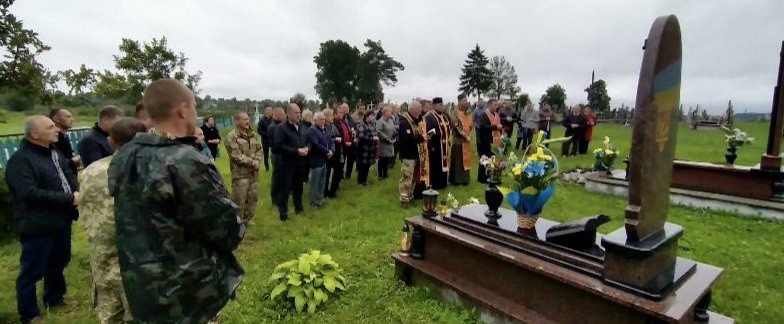 День вшанування пам’яті захисників України: За загиблих в АТО/ООС спільно молились на кладовищах День вшанування пам’яті захисників України: За загиблих в АТО/ООС спільно молились на кладовищах