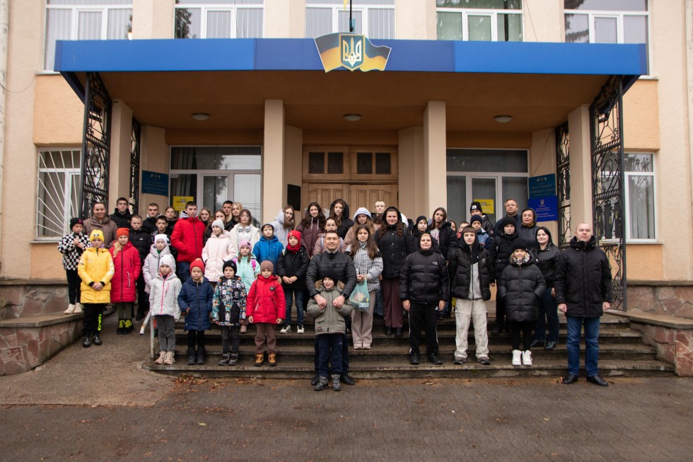 Діти з вразливих категорій Дрогобиччини відвідали льодове шоу у Новояворівську