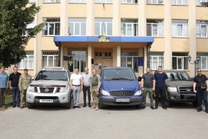 Три автомобілі для фронту: Дрогобицька РВА спільно з партнерами передали транспорт для Захисників України