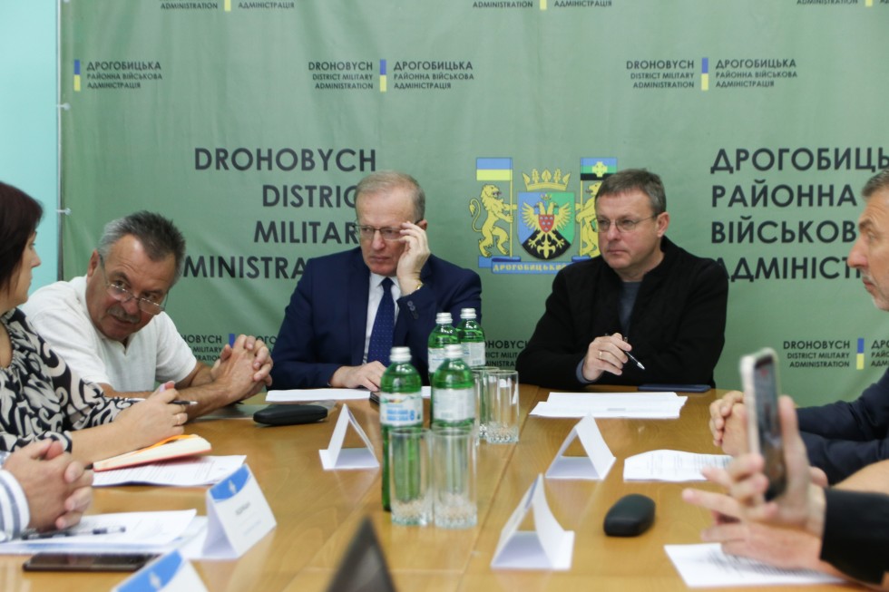 Шкільне харчування, осередки &laquo;Захист України&raquo; та довезення учнів: як організували навчальний процес у громадах Дрогобиччини