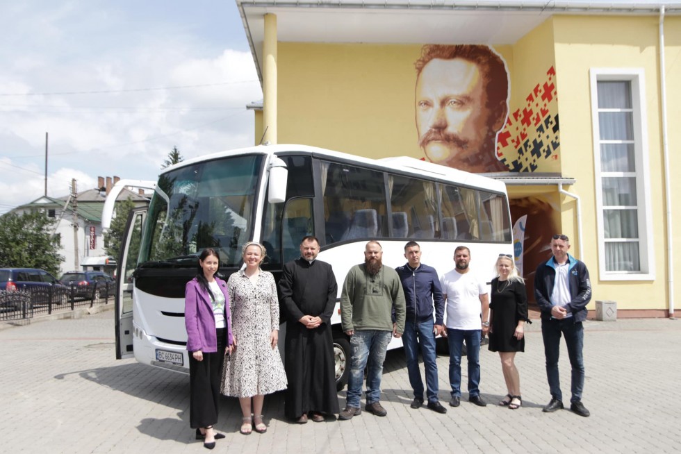 &laquo;Карітас&raquo; у Дрогобичі отримав автобус для комфортного перевезення дітей