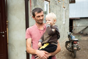 Олег і Любов з села Брониця виховують 8 дітей. Їх первістку - 13 років, а наймолодшій дитині - неповних два місяці