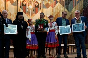 Степан Бориславський з села Модричі встановив рекорд з вишитих біблійних картин та ікон Степан Бориславський з села Модричі встановив рекорд з вишитих біблійних картин та ікон