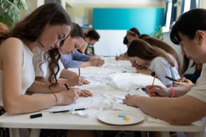 Для жінок на Дрогобиччині організували майстер-клас із декорування футболок