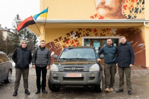 Один автобус та позашляховик на потреби ЗСУ передали з Дрогобиччини