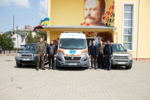 З Дрогобиччини на передову поїхали ще три авто