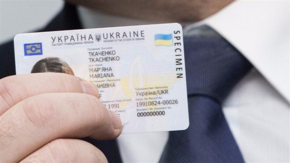 Українці, яким виповнилось 14 років, можуть оформити ID-паспорт за кордоном