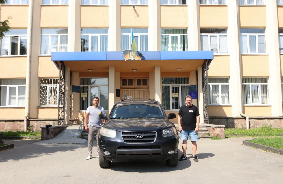 Дрогобицька РВА спільно з волонтерським центром &ldquo;Коло&rdquo; передала позашляховик для захисників