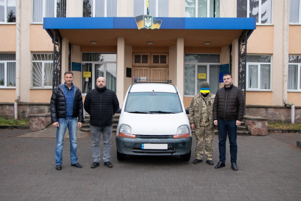 Від Дрогобицької РВА передали авто на потреби військових: воно вирушить на Покровський напрямок