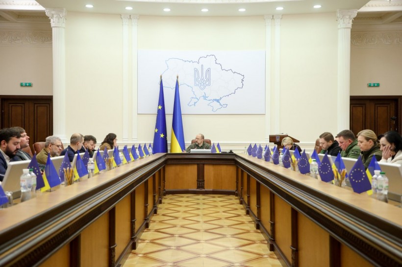 Денис Шмигаль: Кожен українець може без сплати мита та ПДВ завезти в країну необхідні йому генератори та акумулятори