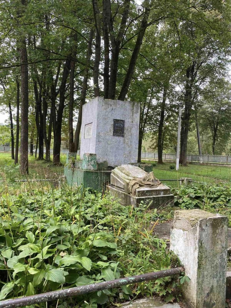 У Підбужі обвалився памʼятник радянському солдату