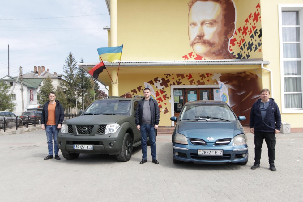З Дрогобиччини на передову вирушили ще 2 автомобілі