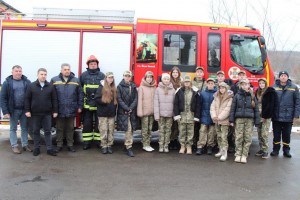Бути готовими до небезпеки: у Підбужі провели навчання за участі рятувальників та учнів Бути готовими до небезпеки: у Підбужі провели навчання за участі рятувальників та учнів