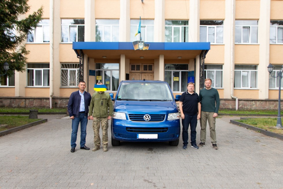 Дрогобицька РВА спільно з партнерами передала автомобіль для захисників Дрогобицька РВА спільно з партнерами передала автомобіль для захисників
