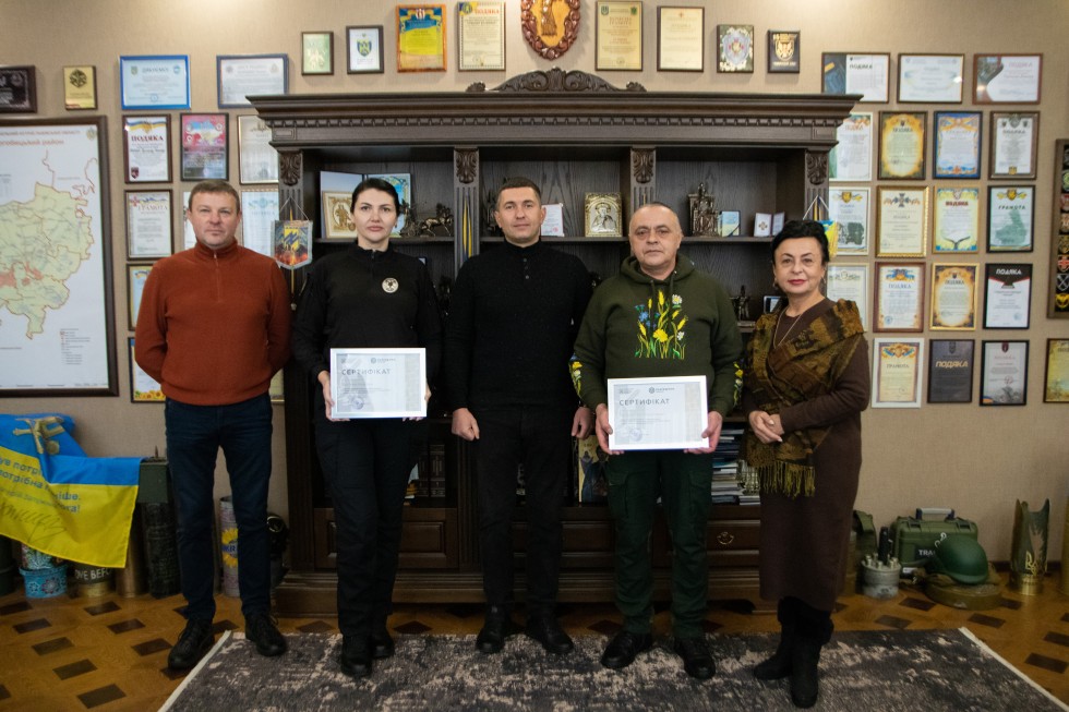 Держава дбає про захисників: очільник Дрогобицької РВА Степан Кулиняк вручив дрогобичанам сертифікати на житло