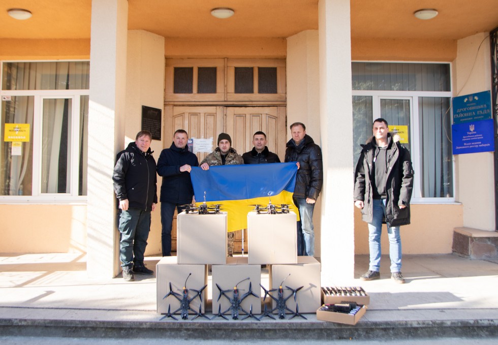 50 дронів передали для військових від Дрогобицької РВА та Волонтерського центру &ldquo;КОЛО&rdquo;