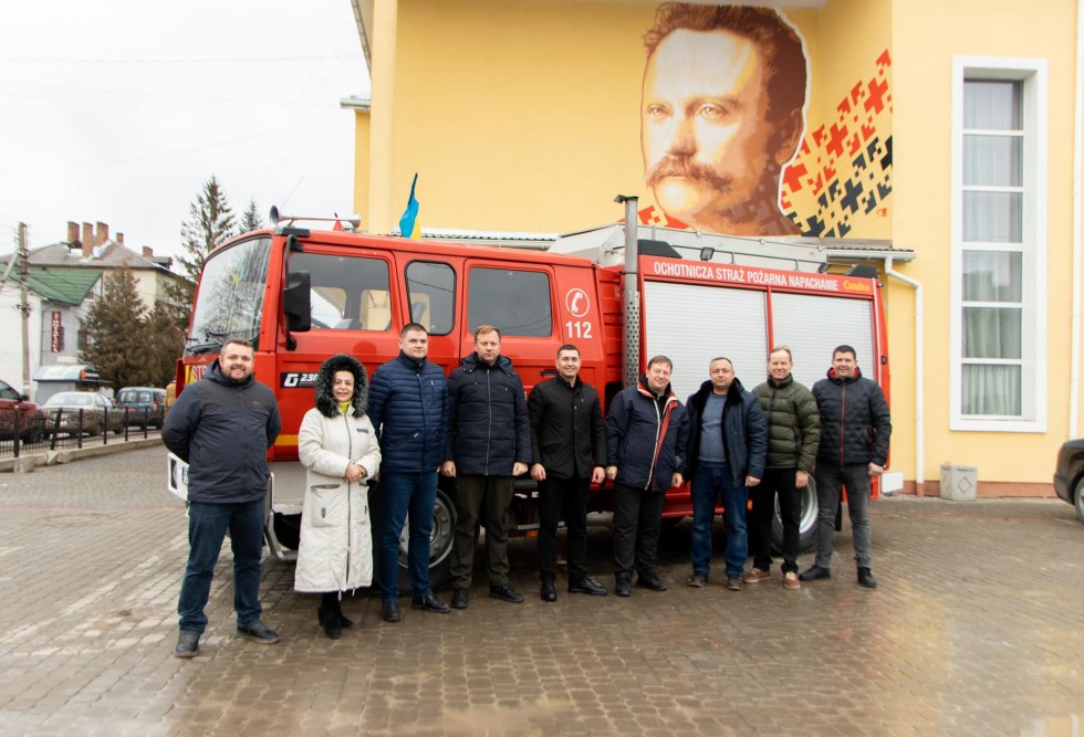 &laquo;Пожежна&raquo; та три позашляховики вирушили на фронт із Дрогобиччини