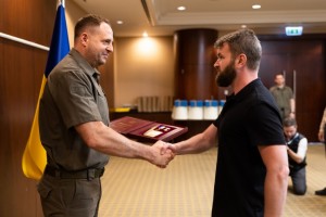 За дорученням Президента Андрій Єрмак вручив ордени &laquo;Золота Зірка&raquo; п&rsquo;ятьом захисникам &laquo;Азовсталі&raquo;, яким присвоєно звання Героя України