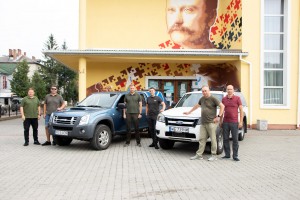 Авто для ЗСУ: з Дрогобиччини відправили ще дві автомобілі для підсилення нашої армії