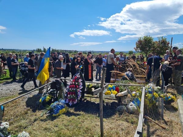 Дрогобиччина попрощалась із ще одним Героєм - Володимиром Яхнівим.