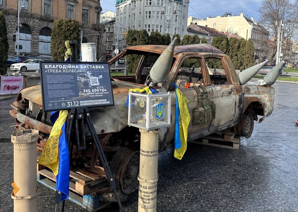 У центрі Львова експонують виставку розстріляних пікапів У центрі Львова експонують виставку розстріляних пікапів