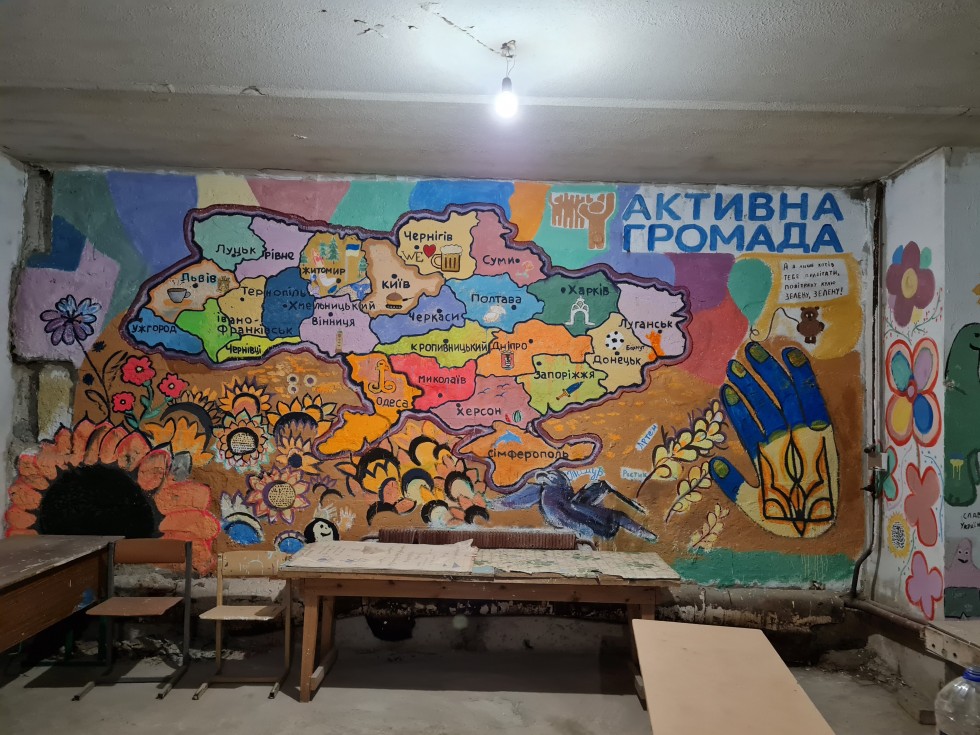 У Дрогобичі мешканці спільно із ВПО розфарбовують бомбосховища
