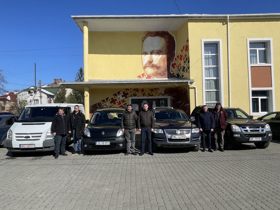 Допомога фронту: Дрогобицька РВА передала ще 4 авто для військових ЗСУ