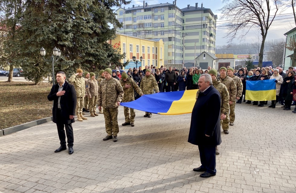 На Дрогобиччині відзначили День Єднання: біля Дрогобицької РДА виконали Гімн та розтягнули синьо-жовтий стяг