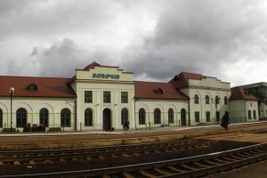 Внаслідок влучання ворожої ракети у підстанцію залізниці на Золочівщині постраждалих немає