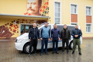 З Дрогобиччини на передову: ще дві автівки та швидка для захисників