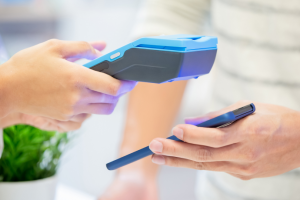 Торговці та продавці переходять на безготівкові платежі