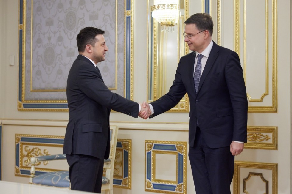 Володимир Зеленський обговорив з виконавчим віце-президентом Європейської комісії безпекову ситуацію навколо України